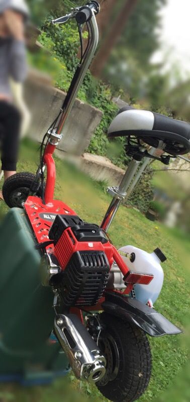 thumbnail interactive-video image 1 of Blaze 49cc 2-Stroke Gas Scooter – Fast, Folding, 40KM Range, Adult Commuter, Black 1 of 3