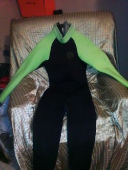 Wet suit .