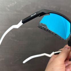 ‘2️⃣6️⃣🥳 New Oakleys  Box, Pouch Cloth All Included🥂