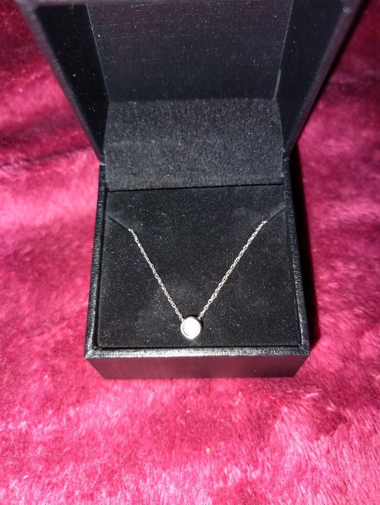 1/10 Diamond Solitaire W/T 10 Karat White Gold 18"Chain Beautiful 