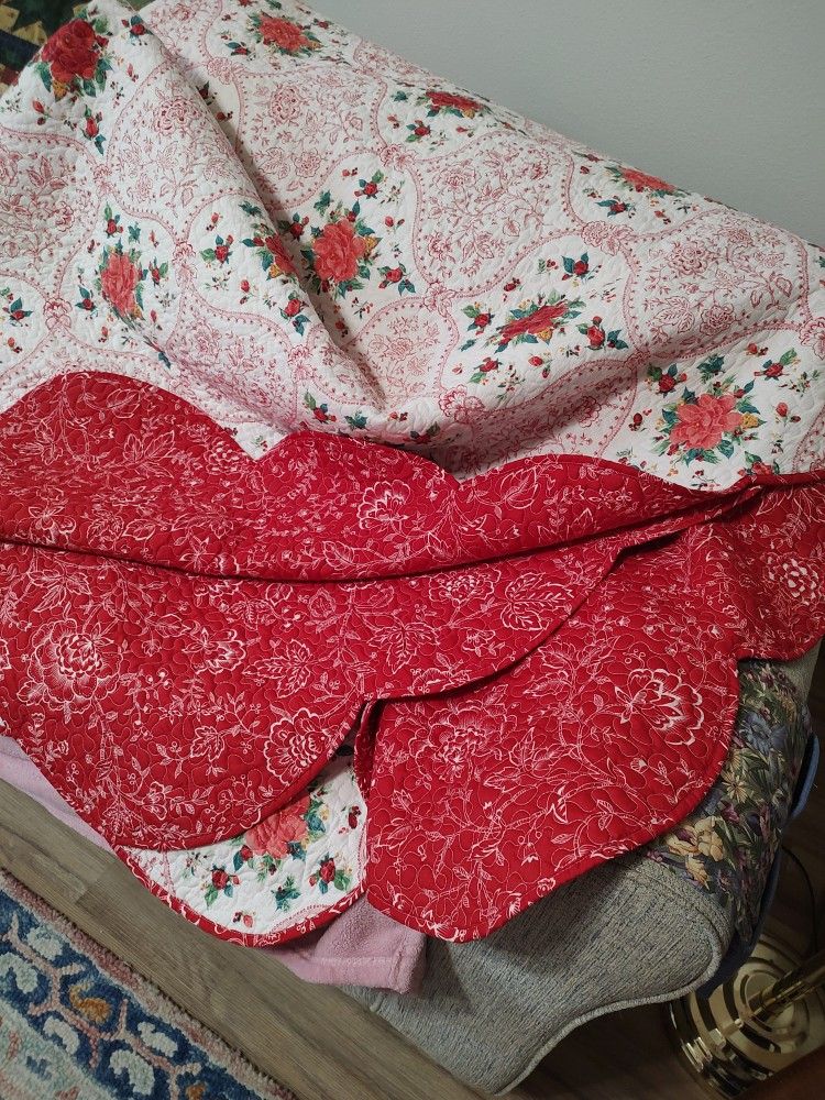 Quilt Pioneer Woman. King. Red And White. Reversible