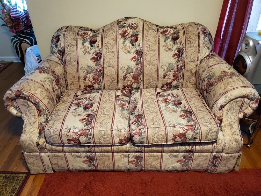 Lazyboy Love seat and couch (red pillows not included) and 2 lamps and
