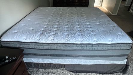 King-Size Mattress Set w box springs and metal frame