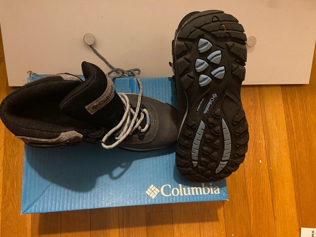 New Unused Columbia Women's Hiking Boots ( Size 7.5 )