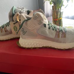 Tennis shoes