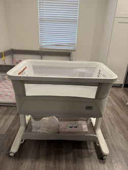 Electric Bassinet - Auto Rocking, 5 Heights - $100 FIRM