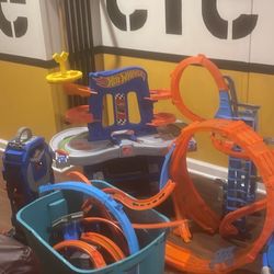 Hot Wheel Tracks/Table Bundle 
