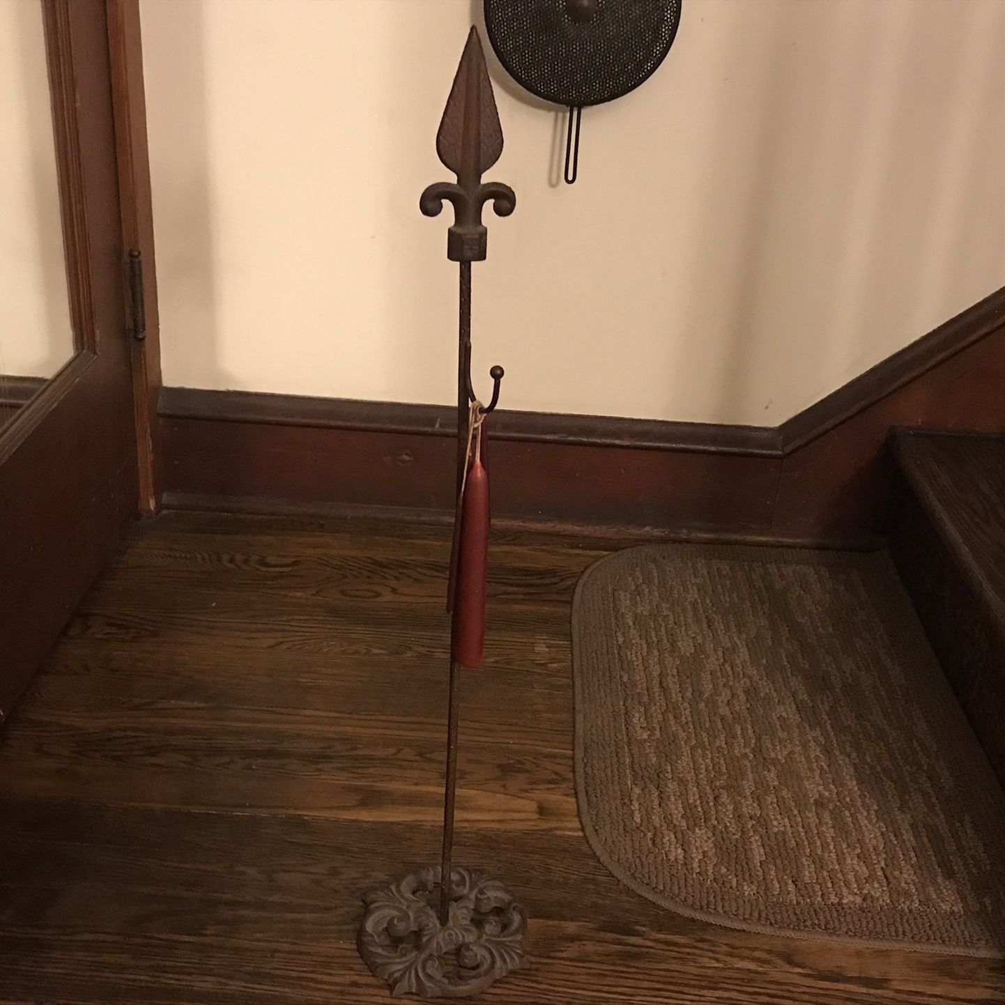 DECOR , SPEAR HEAD CANDLE HOLDER DECOR , UNIQUE , GREAT CONDITION , GREAT LOOKING DETAIL , COOL LOOKING PIECE . $15 CASH OBO