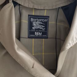 Burberry Gabardine Kensington Trench Coat – Excellent Condition ($475 OBO)