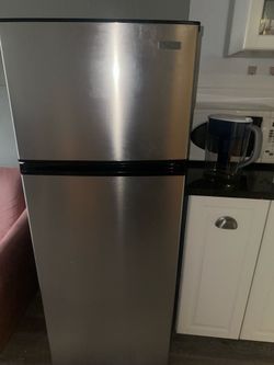 Vissani top freezer refrigerator