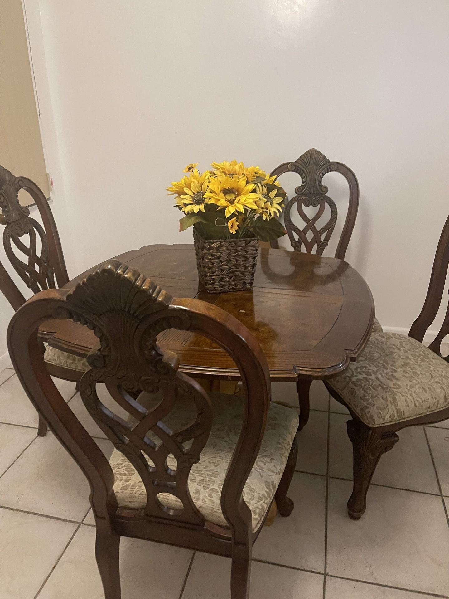 Free Dining Table / With 4 Chairs
