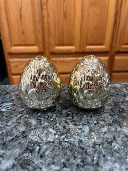 Vintage Ceramic Russ Gold Tone Pinecone Pair of Salt & Pepper Shakers.  Size approximately 3 inches tall.  Preowned.  Has been on display in a cabinet