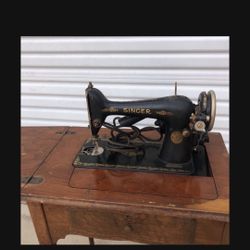 ‘ Singer ‘ sewing machine - highly collectible 