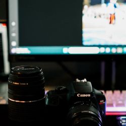 MINT condition Canon rebel T100 with 2 lenses 