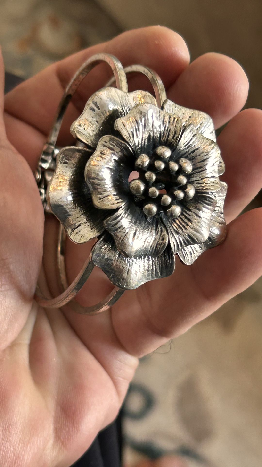 A Silver Flower Design Bracelet