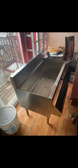 Ice well for bar