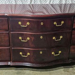 1990s Thomasville Flame Mahogany Dresser With Tri Fold Mirror