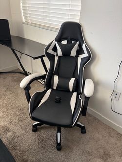 Black and White Gaming Chair (broken wheel insert)