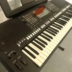 YAMAHA  Psr-s775  61-Key  Arranger Workstation Keyboard 