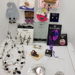LOT OF VARIETY VINTAGE JEWELRY & ACCESORIES NEW!

