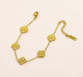 Gold Clover Charm Bracelet – Minimalist Elegant Style