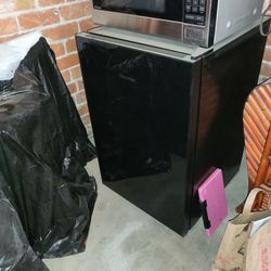 Hisense Mini Refrigerator