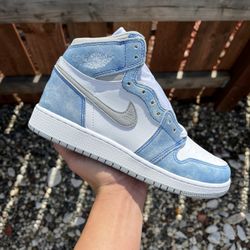 Jordan 1 High Hyper Royal (Size 5.5Y)