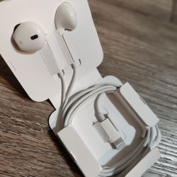 UNUSED Apple Earpots With Lightening Connector