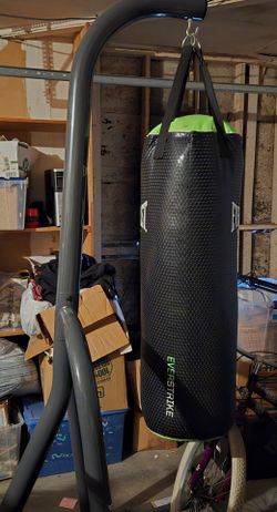 Everlast everstrike punching bag with stand like new !!!