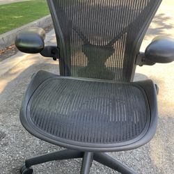 Aeron Chair Size B, Posturefit , All Options , very Nice