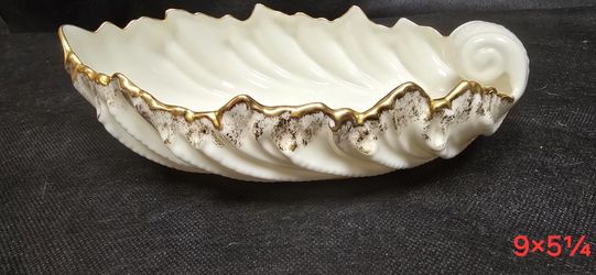 9" Porcelain Shell Shaped Dish