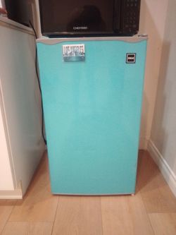 RCA 3.2 Cu Ft Single Door Mini Fridge ·