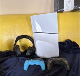 Ps5 slim 1TB 2 controllers headset