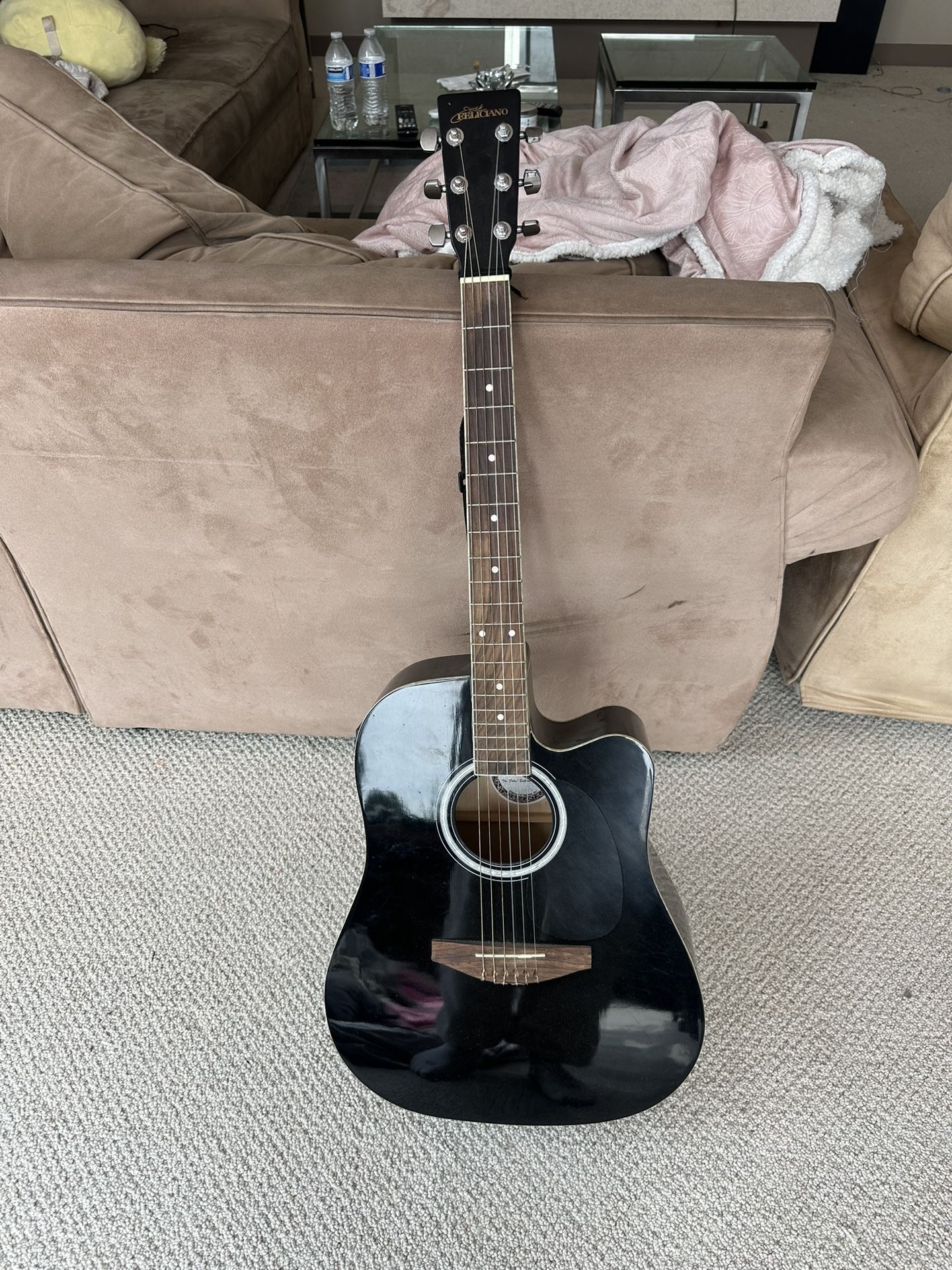 Black Guitar In Good Condition