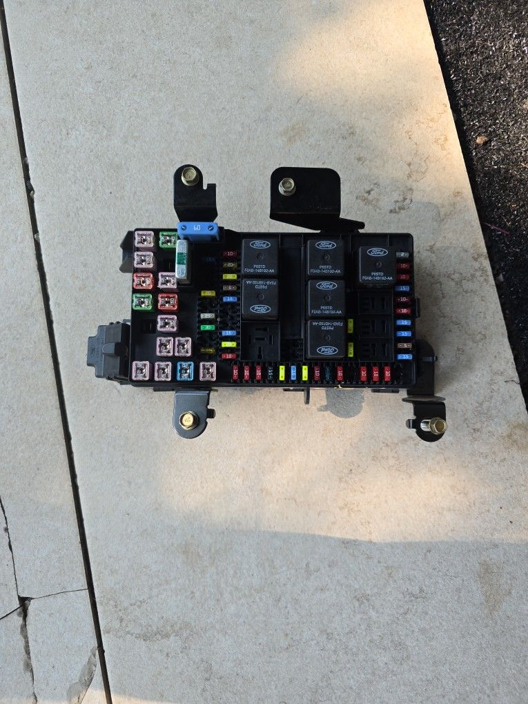 5.4 Engine F-250 FUSE BOX