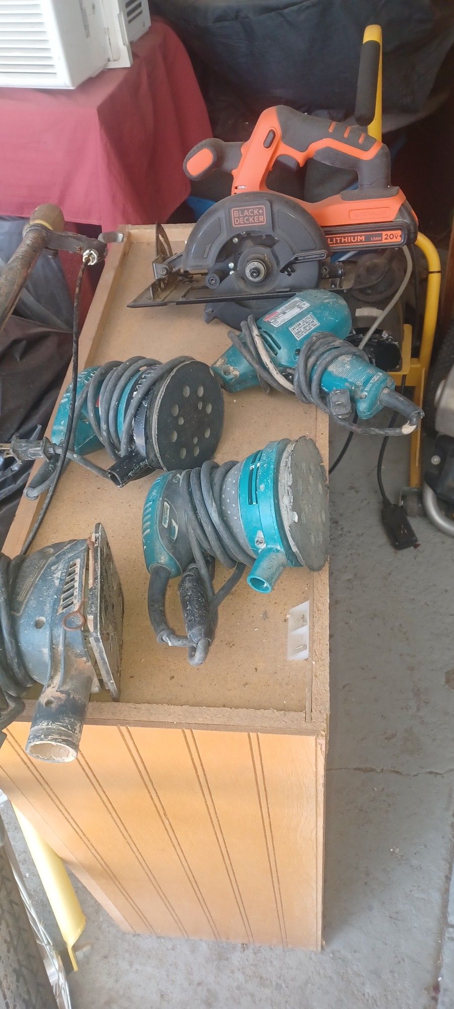 Estoy Vendiendo Estas Herramientas Lijadora Y Cierra  3 Son Maquitas Una Ryobi Y LA Cierra Black And Deker  Todas Por 150.00 