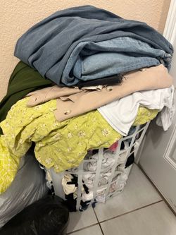 Lote de ropa de mujer y hombre. 80+ piezas