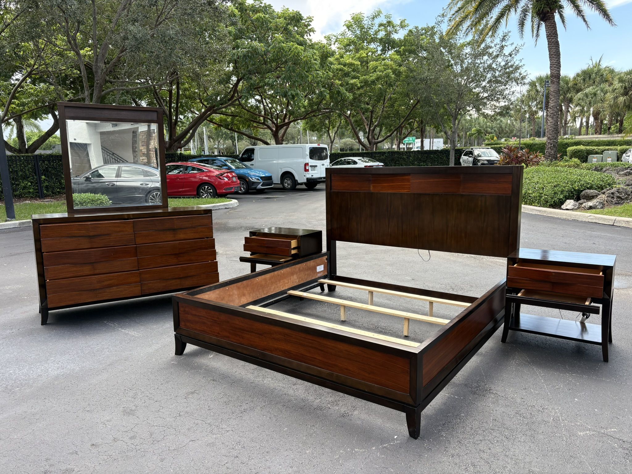 Beautiful Bedroom Set King Size Real Wood Dark Brown Color In Excellent Condition