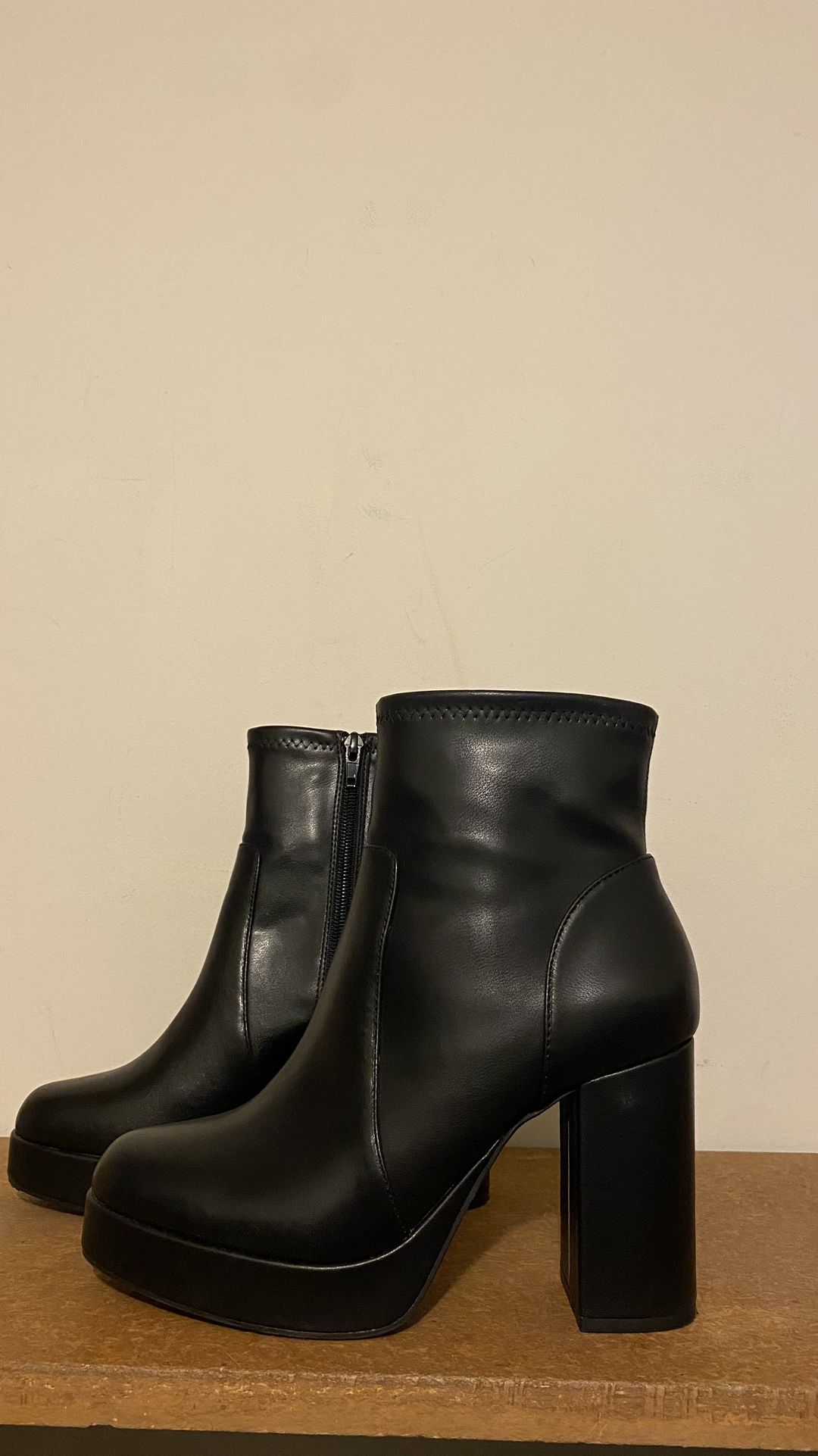 WOMEN BOOT HOUSE OF HARLOW 1960