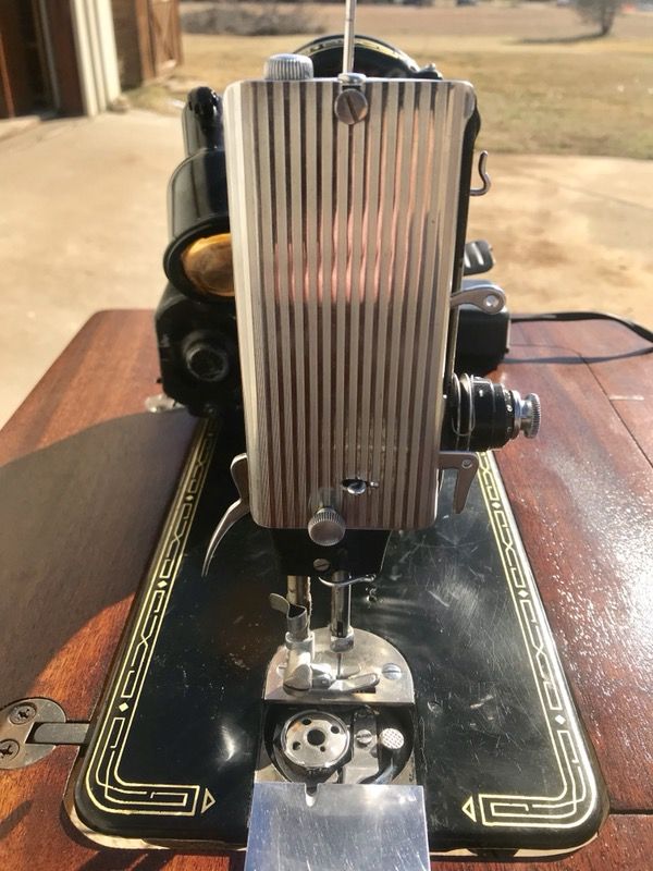 SINGER 99K SEWING MACHINE / REFINISHED for Sale in Cleburne, TX