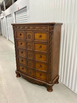 Beautiful tall boy dresser  good condition tall big piece
