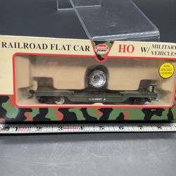 Model Power Military HO Railroad Flat Train Car Search Light w/knuckle couplers