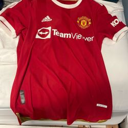 selling a Manchester United jersey 21/22 season jersey