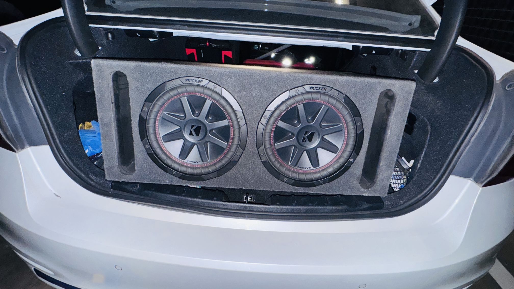 KICKER SUBWOOFERS W/ CRUNCH 4000Watt AMP