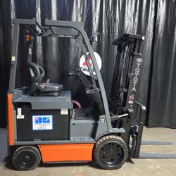 Toyota 8FBCU25 Sit-Down Electric Forklift – 4,400 LB Capacity