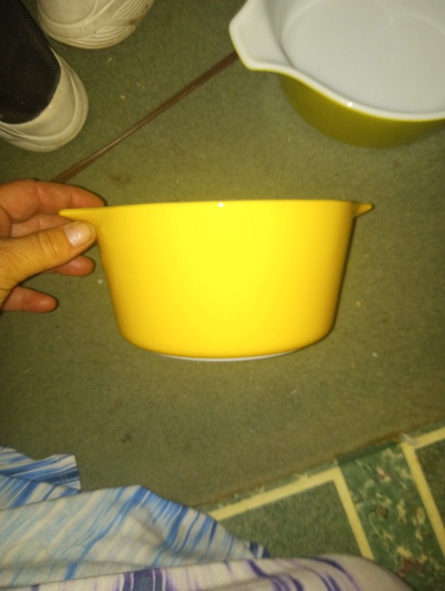 Pyrex Casserole Bowls  And One Lid 