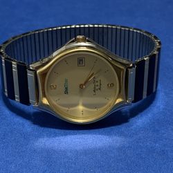 ladies watch works well in good condition new batteries