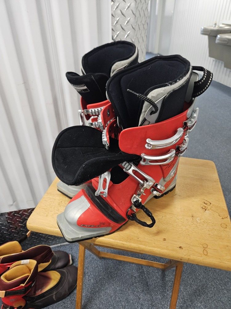 Mens Size 11.5 Ski Boots