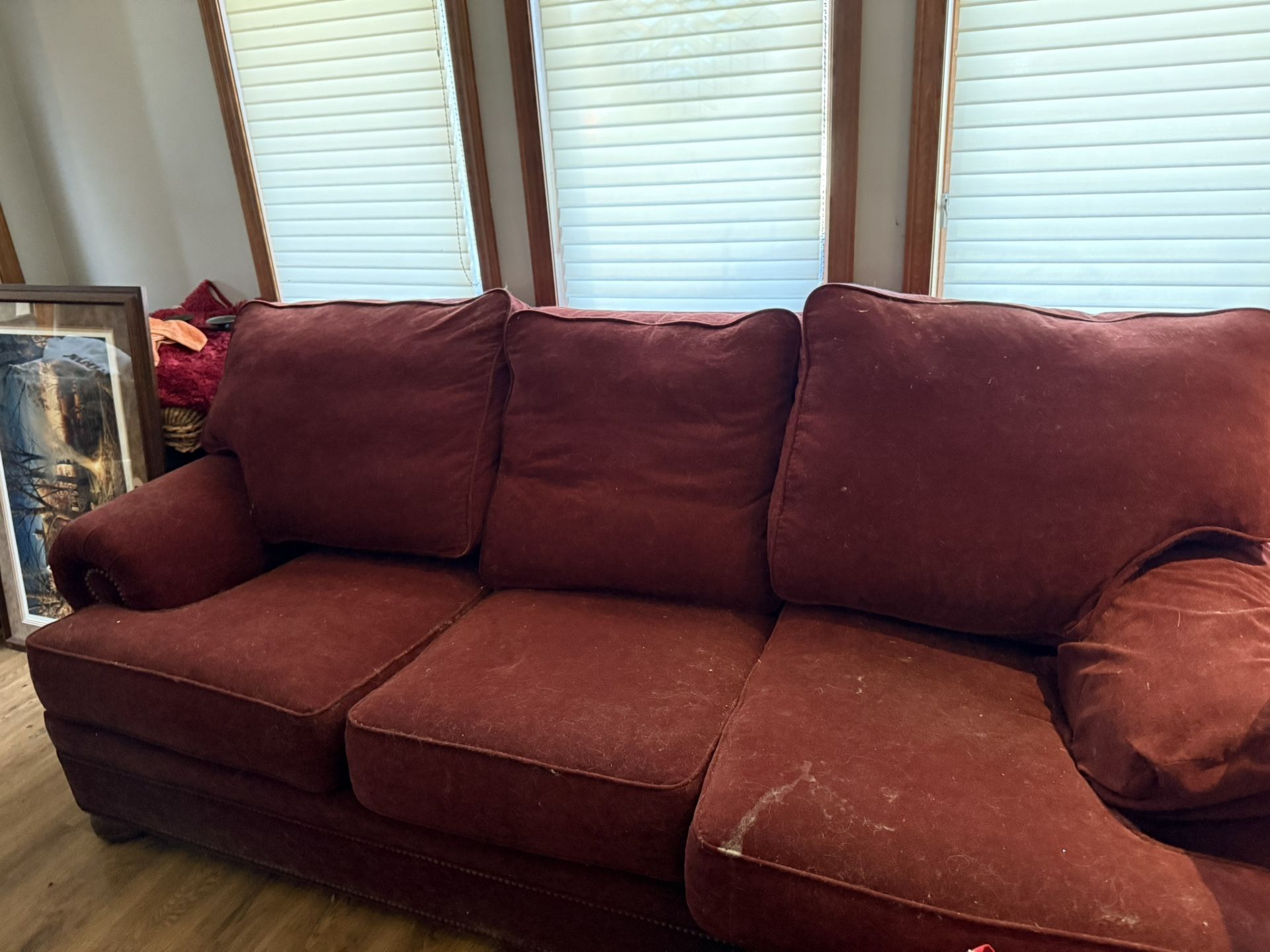 Soffa very good condition. It just needs to be cleaned.