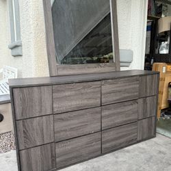 Dresser With Mirror 